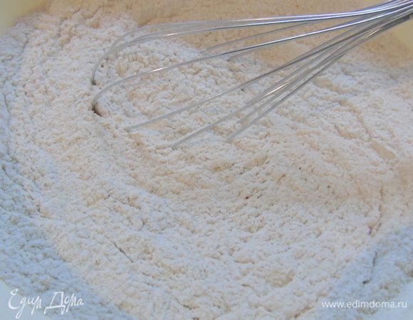 Всыпаем соль и хорошенько перемешиваем венчиком.