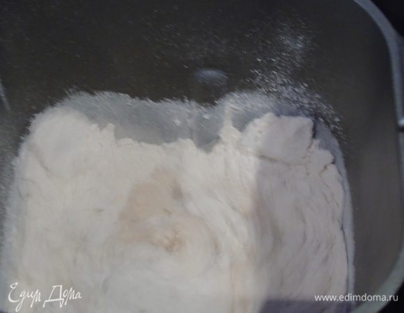 Всыпаем сухие ингредиенты, включаем режим "основной" и когда начнется замес подливаем жидкую смесь, в конце вливаем растительное масло.. 