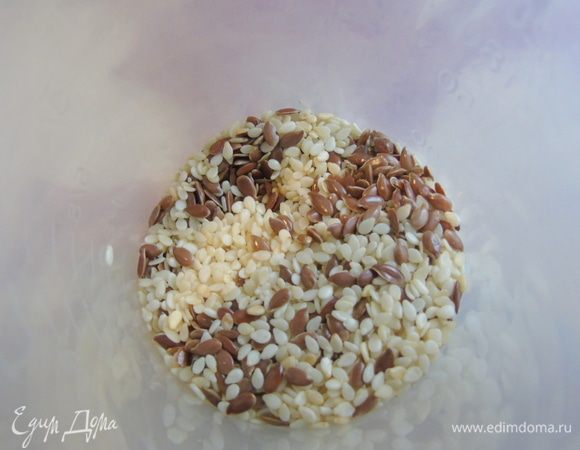 Отдельно приготавливаем семечки..