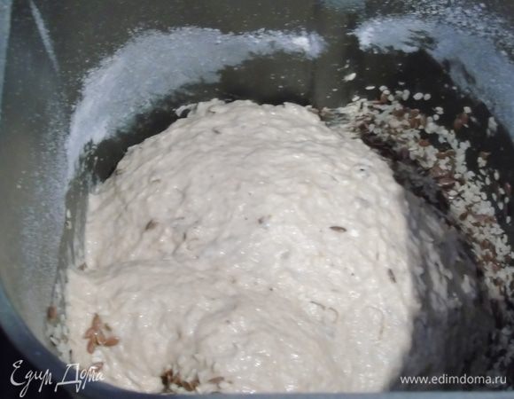 Когда пойдет второй замес, всыпаем семена... а дальше пусть хлебопечка сама работает, а мы ждем готовый хлебушек... если печем в духовке, то вмешиваем семена и даем еще раз подойти. Формируем буханку, правда лучше выложить тесто в форму, так как оно не очень крутое и отправляем в разогретую до 200°C духовку, на дно которой кинуть нужно пару кубиков льда. Выпекаем до готовности.