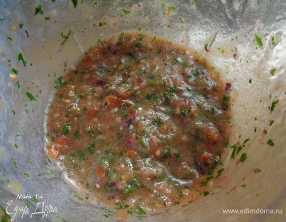 Добавить к заправке соль по вкусу, красный винный уксус и оливковое масло. 