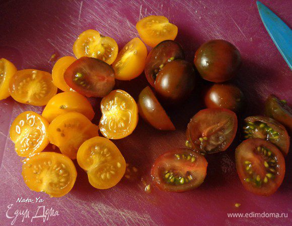 Помидоры лучше взять разносортовые и желательно разных цветов. У меня были маленькие желтые и бурые черри. Разрежем их пополам.