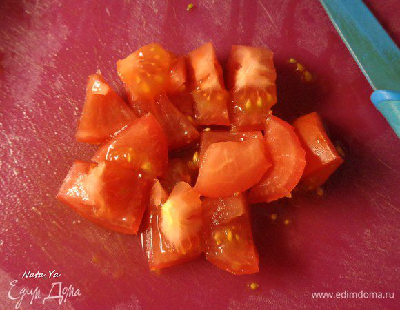 И обычные красные томаты. Нарежем кусочками средне.