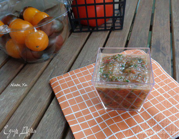 Заправку подадим отдельно, чтобы она не размочила хлебные кусочки прежде времени.

Когда салат перемешается с заправкой и наш хлеб пропитается всеми овощными соками, вы оцените этот салат по достоинству и, надеюсь, он станет частым гостем на вашем летнем столе.