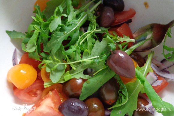 Добавим к салату красный лук (порезанный полукольцами) руколу и оливки (у меня с косточкой).