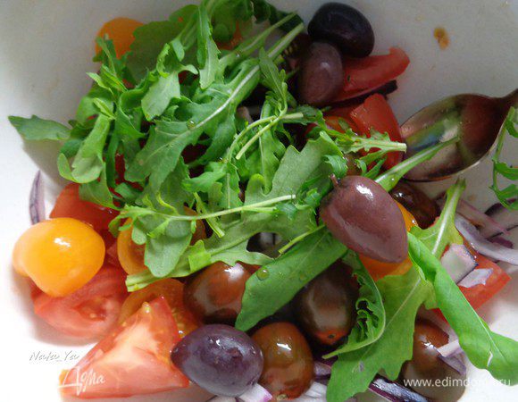 Добавим к салату красный лук (порезанный полукольцами) руколу и оливки (у меня с косточкой).