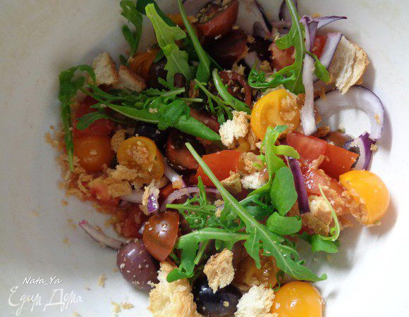 Добавим хлебные кусочки и перемешаем. Посолим по вкусу.