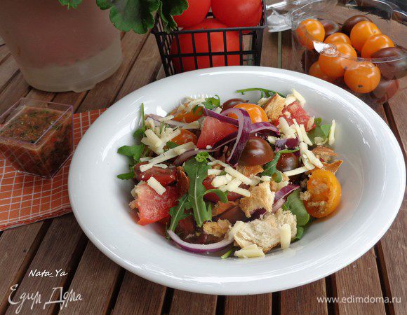 Перед подачей украсим томатами черри и красным луком.