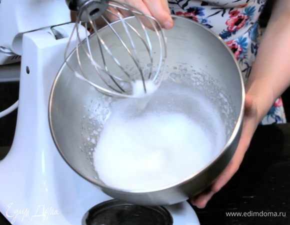 Взбить белок в крепкую пену. 