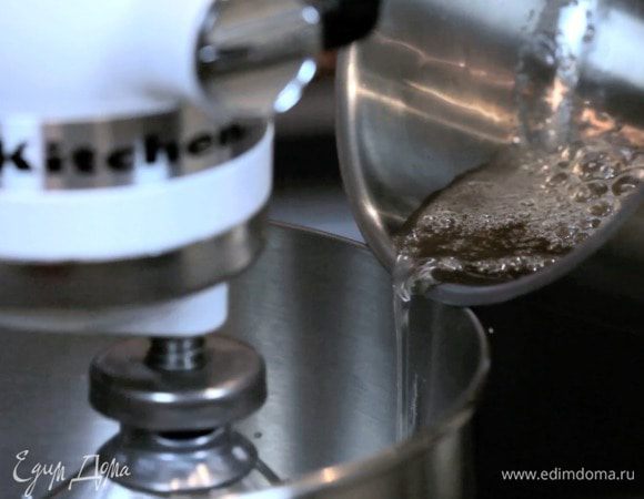 Затем, продолжая взбивать на средней скорости, влить тонкой струйкой весь сироп. Увеличить скорость и взбивать массу, пока чаша полностью не остынет. 