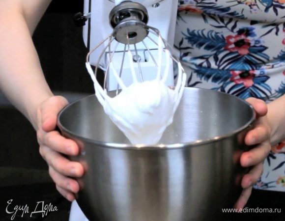 Вмешать йогурт. Я это делала также с помощью миксера на самой низкой скорости.