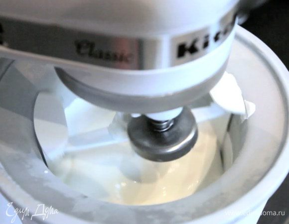 Заморозить в мороженице согласно инструкции. У разных марок и моделей время заморозки также может быть разным. У меня ушло 20 минут.