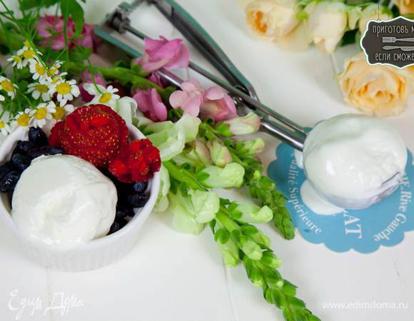 Подавать с ягодами, шоколадом, сиропами или вареньем.