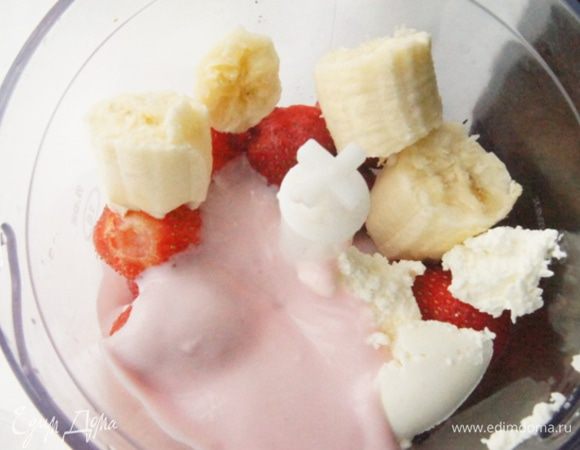 Поместить в блендер ягоду, банан, йогурт, творожный сыр и щепотку корицы. По вкусу добавьте сахар, мне сладости хватило.