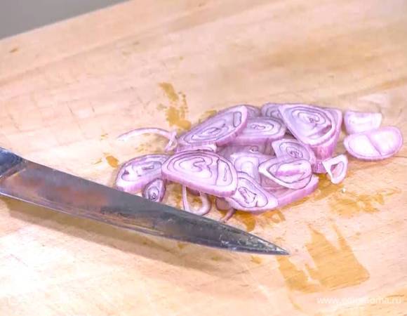 Красную луковицу почистить и нарезать тонкими полукольцами.