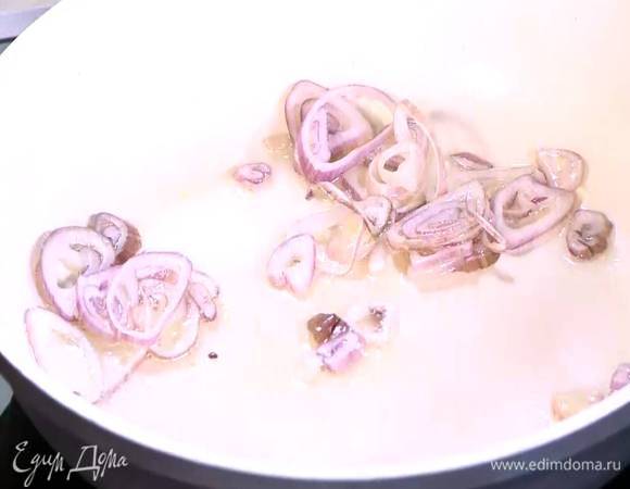 Разогреть в сковороде оливковое масло и обжарить лук до золотистого цвета.