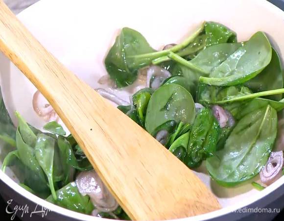 Шпинат добавить в сковороду с луком и дать ему поплыть.