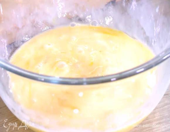 Яйца с молоком взболтать вилкой.