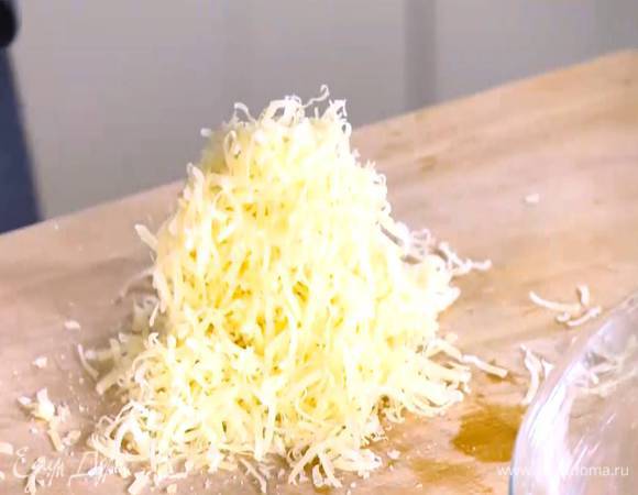 Сыр натереть на мелкой терке.