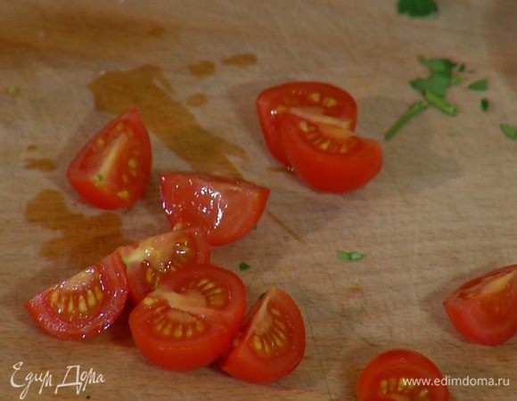 Черри разрезать на четыре части.