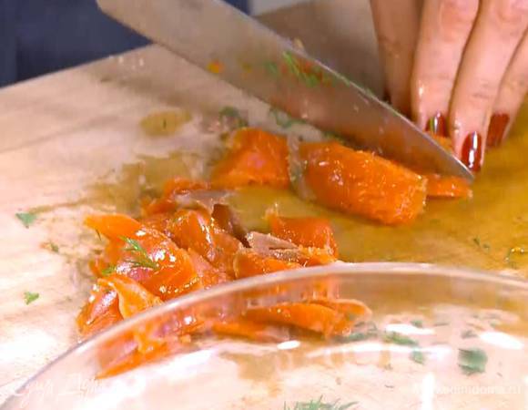 Рыбу нарезать небольшими кусочками.