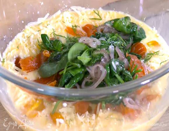 К яйцам с молоком добавить натертый сыр, помидоры, рыбу, укроп, шпинат с луком и все перемешать.