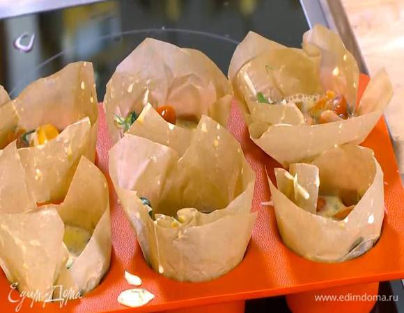 Формы для кексов выстелить бумагой для выпечки, нарезанной небольшими квадратами, и выложить яичную массу.