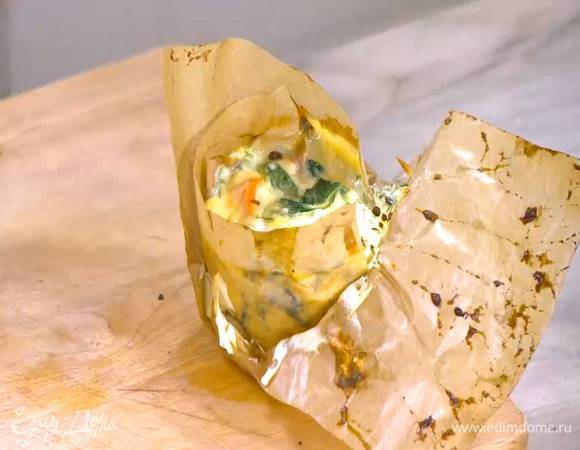 Выпекать мини-киши в разогретой духовке 10‒12 минут.