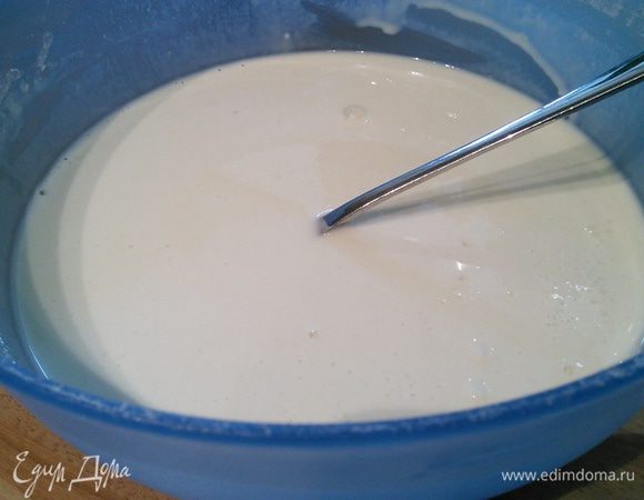 Для начала сделаем тесто, смешав муку, крахмал, разрыхлитель с водой. Размешать, чтобы не было комочков и оставить на 30 мин "набухнуть". Кляр без яиц, на основе крахмала делаю впервые и осталась им очень довольна. Замечательная хрустящая легкая корочка осталась даже после того, как я обваляла кусочки курицы в соусе. 