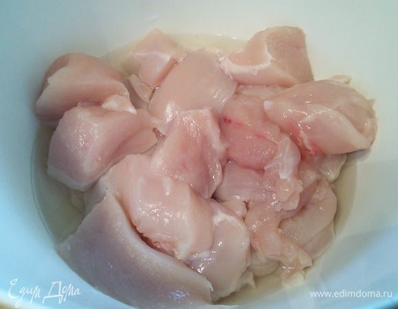Куриное филе нарезать на порционные кусочки, сложить в миску и смешать с рисовым вином (у меня сухое белое вино) и оставить мариноваться на 15 минут. 