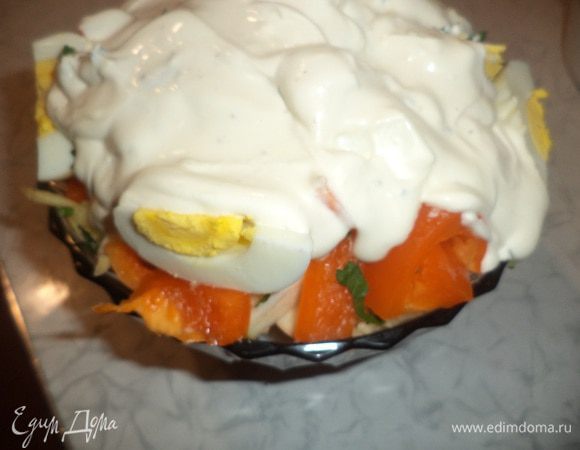 Для соуса перемешать майонез со сметаной, добавить измельченную зелень, посолить, поперчить, перемешать.
Вылить соус сверху на салат.