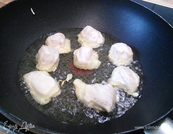 В сковороде (в идеале вок) разогреть масло для фритюра (подойдет любое нейтральное масло без яркого вкуса и запаха). С мяса слить вино, посолить, окунуть в кляр, дать стечь лишнему тесту (но не переусердствовать) и обжарить кусочки до золотистой корочки со всех сторон. 