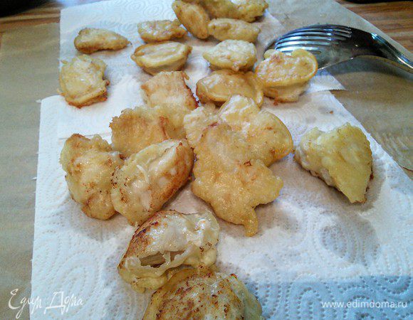 Отложить в сторону на бумажную салфетку, чтобы избавиться от лишнего масла.