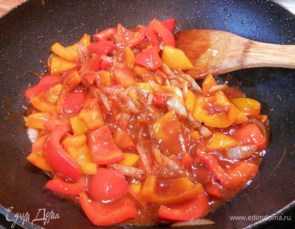 Влить соус, довести до кипения и добавить курицу и зеленый лук. Все вместе прогреть. Не надо тушить, просто все перемешать на горячей сковороде, чтобы мясо было полностью покрыто соусом. Так сохраняется хрустящий кляр.  Блюдо готово. Последний шаг не успела сфотографировать, все действительно происходит очень быстро. 