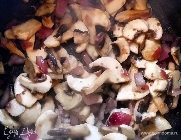 Шампиньоны почистить, нарезать ломтиками. Лук нарезать мелко. Поджарить на масле.
