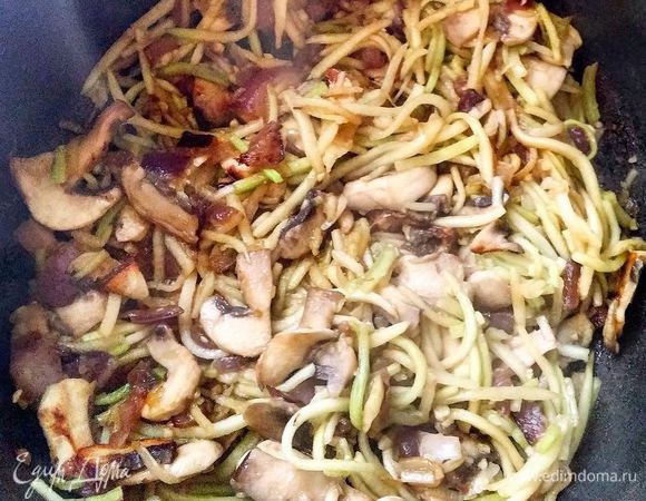 Кабачок очистить и натереть на "корейской" терке. Добавить к грибам, слегка обжарить.
