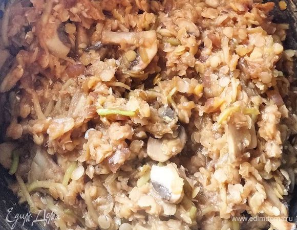 Добавить отваренную чечевицу, томатную пасту (или соус), соевый соус, посолить, поперчить. Готовить еще 2-3 минуты, помешивая. В самом конце добавить натертый зубчик чеснока.

Приятного аппетита!