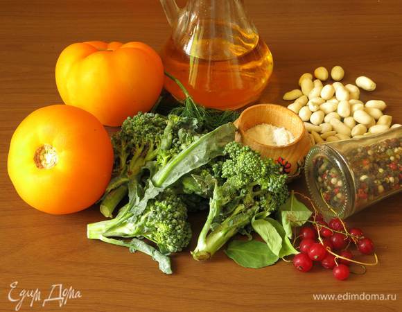 Томаты, капуста брокколи, масло, соль, перец, арахис, укроп, базилик, смородина красная.