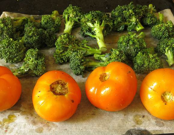 Моем овощи, надрезаем томаты, сбрызгиваем все маслом и перчим. Ставим на 250°C гриль на 6-7 минут, уменьшаем температуру до 200°C — пропекаем еще 12-13 минут. Время запекания капусты зависит от размера соцветий, небольшие будут готовы через 6-7 минут.