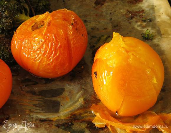 Снимаем с томатов шкурку. Ставим в выключенную духовку арахис, пока будем готовить овощи, он поджарится.