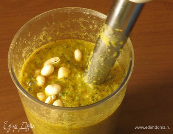 Кладем арахис, для тех, кто придерживается диеты, этот шаг можно исключить.