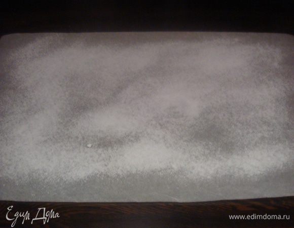 Приготовим пергамент. Немного посыпем сахарной пудрой 2 ст.ложки.