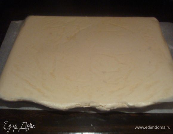 Готовое безе выложить на пергамент (который мы приготовили заранее), перевернуть лицом вниз, чтобы снять пергамент на котором выпекалось безе. Оставляем, чтобы немного остыло.