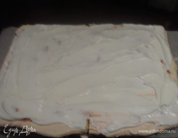 На мороженое выкладываем взбитые сливки.