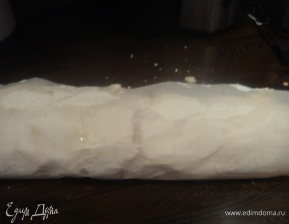 Аккуратно сворачиваем безе в рулет. Рулет заворачиваем в бумагу для выпечки на котором лежало безе (все делаем очень аккуратно, чтоб не сильно покрошить безе).