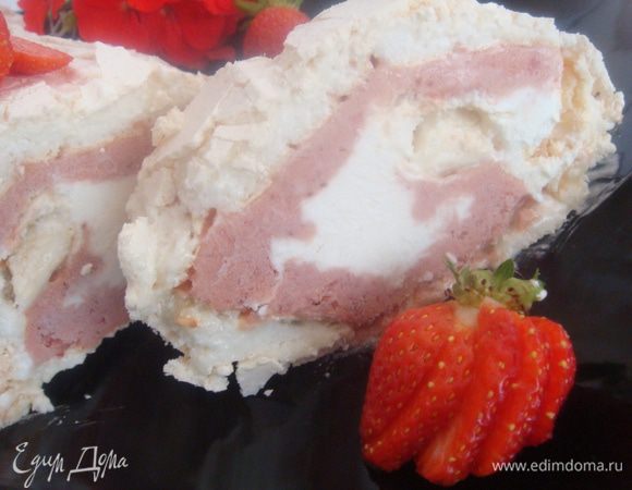 Достаем рулет с морозилки, даем ему постоять при комнатной температуре 10-15 минут (чтобы лучше нарезался), нарезаем на порции и получаем удовольствие. Приятного аппетита!