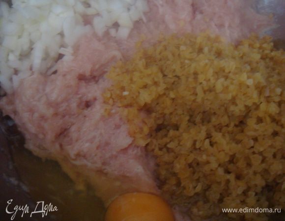 Фарш, мелко нарезанный лук, булгур сырой (промыть), яйцо, чеснок (выдавить через пресс), — все хорошо перемешать. Посолить по вкусу, поперчить.