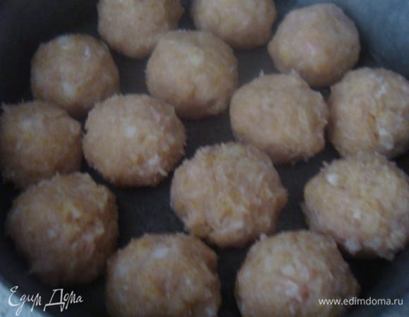 Сформировать тефтели, уложить в форму для запекания.