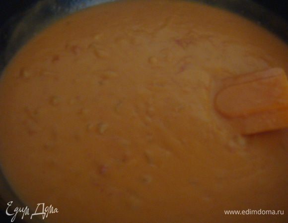 Добавляем томатную пасту. Добавляем воду, хорошо перемешиваем, чтобы не было комочков. Немного потушить и добавить сливки. Солим, перчим по вкусу, доводим до кипения.