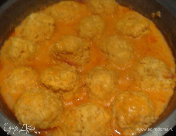 Соус выливаем на тефтели. Ставим на огонь, накрываем крышкой, даем закипеть, убавляем огонь. Тушим до готовности 30-40 минут.